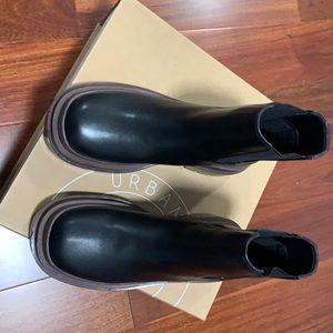 BRAND NEW Urban Outfitters Betty Chelsea Boot W9